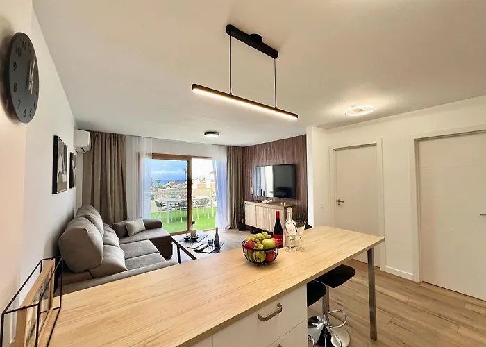 Paulmarie Lounge Ocean View 아데제